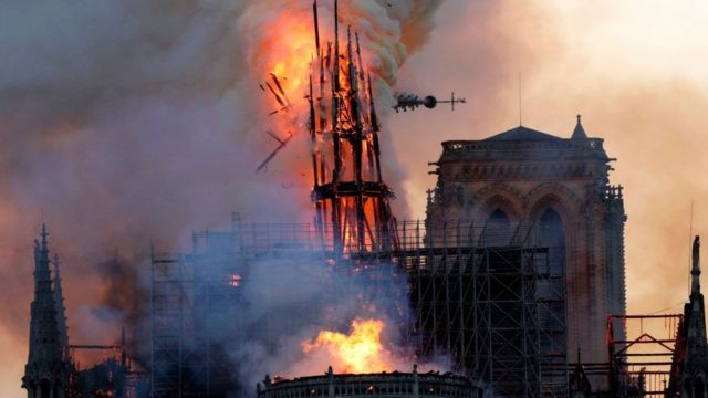 Em chamas, torre central começa a despencar