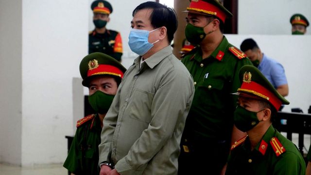 Phan Văn Anh Vũ (tức Vũ Nhôm) thay đổi lời khai và cuối cùng nhận đưa hối lộ cho Nguyễn Duy Linh trong vụ án này.
