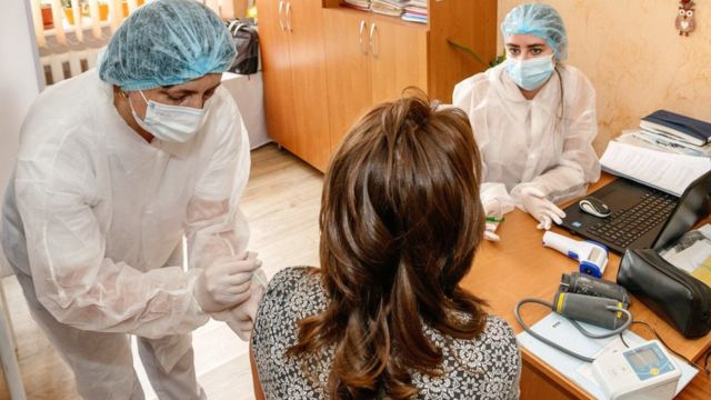 Нужна ли прививка переболевшим Covid-19? Объяснение иммунолога - BBC News  Україна