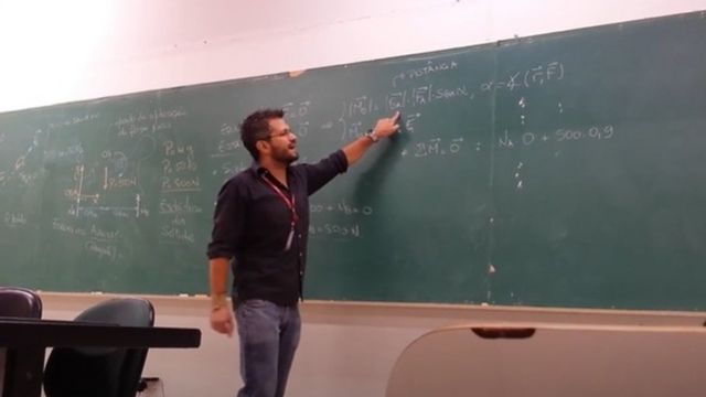 Proofessor Rodrigo Mota Amarante em aula