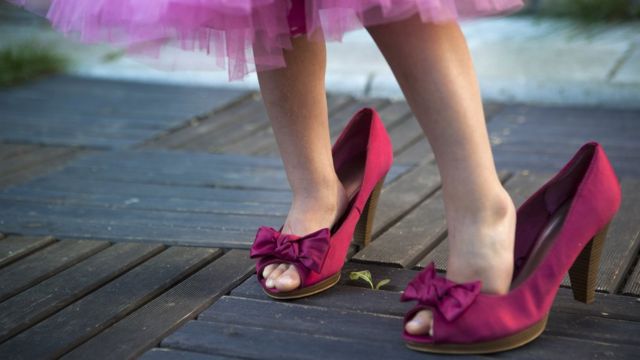 niña con zapatos y vestido rosa