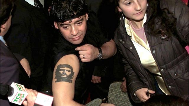 2001年，马拉多纳在罗马展示他手臂上的革命家切·格瓦拉（Che Guevara，哲·古华拉）纹身。