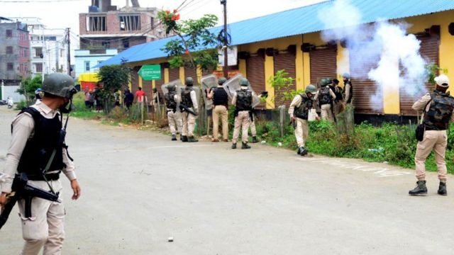 ارتش هند می‌گوید با اعزام هزاران نیرو، عملیات خود برای کنترل اوضاع را آغاز کرده است اما دولت حاکم که در دست حزب ملی‌گرای هندو بی‌جی‌پی است به «اهمال و نادیده‌گرفتن» اوضاع و انفعال برای پیشگیری از وقوع خشونت‌ها در این منطقه متهم شده است