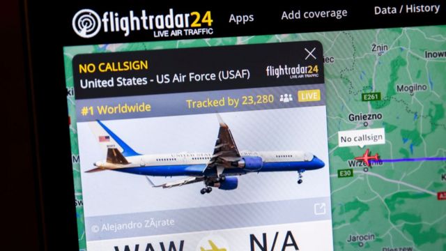 网友在"Flightradar24"上可以追踪美国总统的专机"空军一号"。