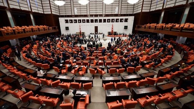 Seçim ve Siyasi Partiler Yasası'nda planlanan değişiklikler 2022'ye kalabilir: TBMM'nin yeni yasama yılında öncelikleri ne olacak? - BBC News Türkçe