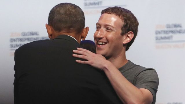 Barack Obama y Zuckerberg se abrazan.