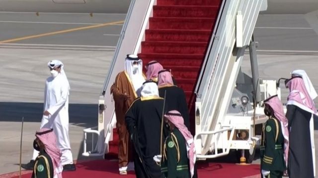 Suudi Arabistan Veliaht Prensi Muhammed bin Selman, Katar Emiri Şeyh Temim bin Hamed Al Sani'yi havaalanında karşılarken