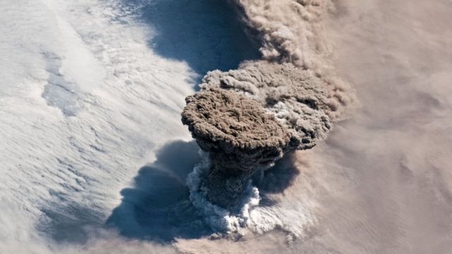 La espectacular foto del momento de la erupción de un volcán tomada desde la Estación Espacial Internacional - BBC News Mundo