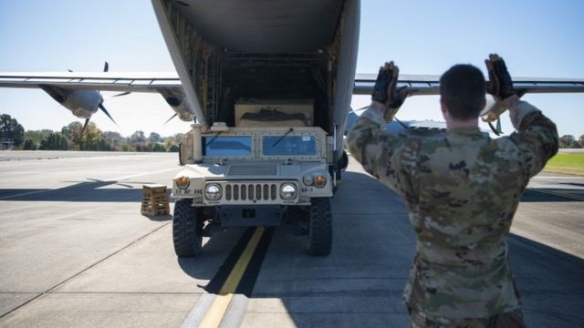 Un vehículo militar es llevado a un avión