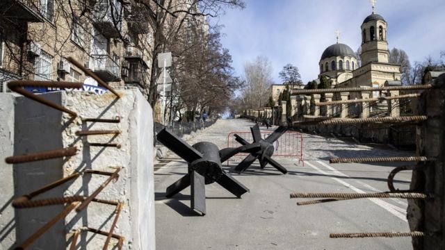 Barricadas montadas em estradas de Kiev com blocos de concreto e armadilhas