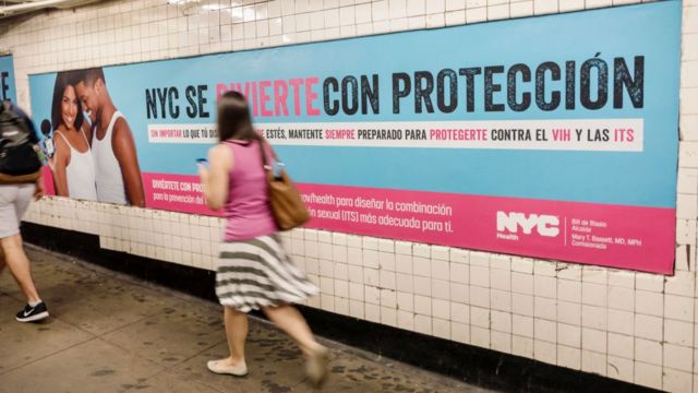Campañas de gobiernos locales, como esta de Nueva York, se exhiben también en español.
