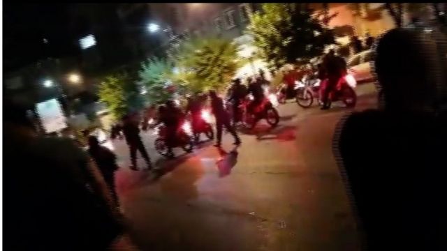 در تصاویری که گفته می‌شود در نارمک تهران ثبت شدهف ماموران مسلح دو به دو سوار بر موتور سیکلت به میان جمعیت می‌آیند و آنها را به ضرب باتوم می‌گیرند.
