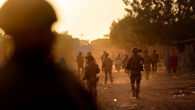 جنود فرنسيون يقومون بدوريات في شوارع غاو في مالي