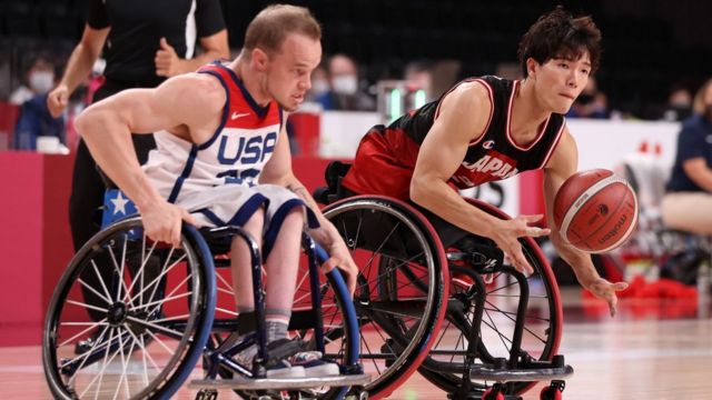 Tokyo 2020 Paralympic Games - Wheelchair Basketball - Men's Gold Medal Match - United States vs Japan - Ariake Arena, Tokyo, Japan - September 5, 2021. John Boie of the United States and Renshi Chokai of Japan in action REUTERS/Molly Darlington