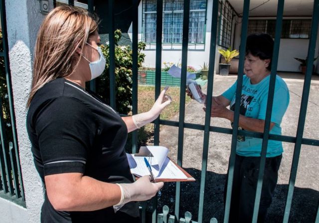 Una funcionaria de la Caja entregaba medicinas a domicilio en San José, en marzo de 2020.