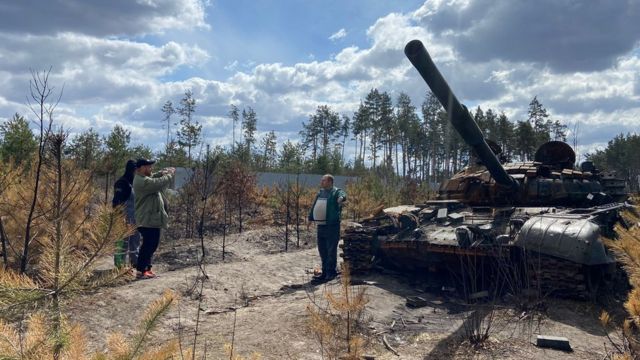Bölgede yaşayanlar Rus ordusuna ait araçlarla fotoğraf çektiriyor