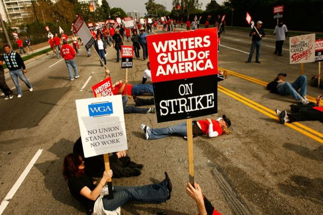 Escritores en una protesta por su huelga de 2007