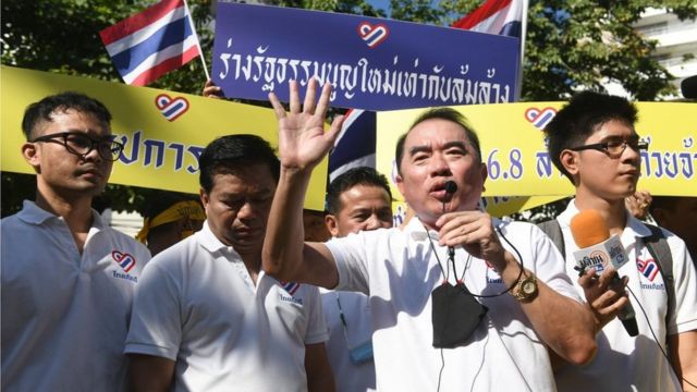 Dr. Warong brings the masses of yellow shirts from various groups to the assembly in front of the National Assembly.