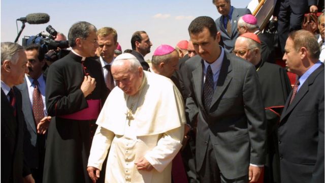 البابا يوحنا بولص الثاني مع الرئيس الأسد في مايو/أيار 2001