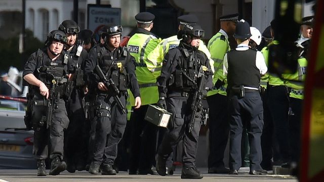نیروهای امنیتی در اطراف ایستگاه پارسونز گرین در جنوب غربی لندن