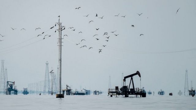 El lago de Maracaibo tiene miles de plataformas e instalaciones petroleras.