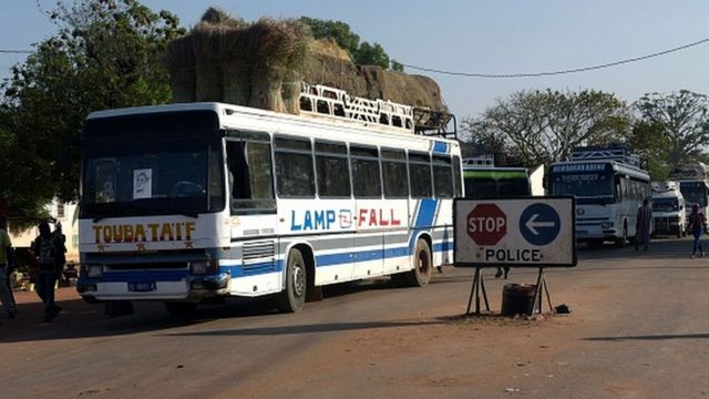Des bus à Keur Ayib, à la frontière avec la Gambie (illustration)