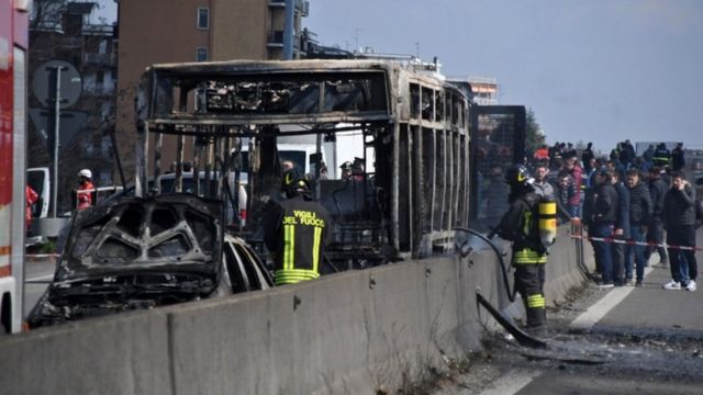 運転手がスクールバスをハイジャックし放火 重傷者なし イタリア cニュース