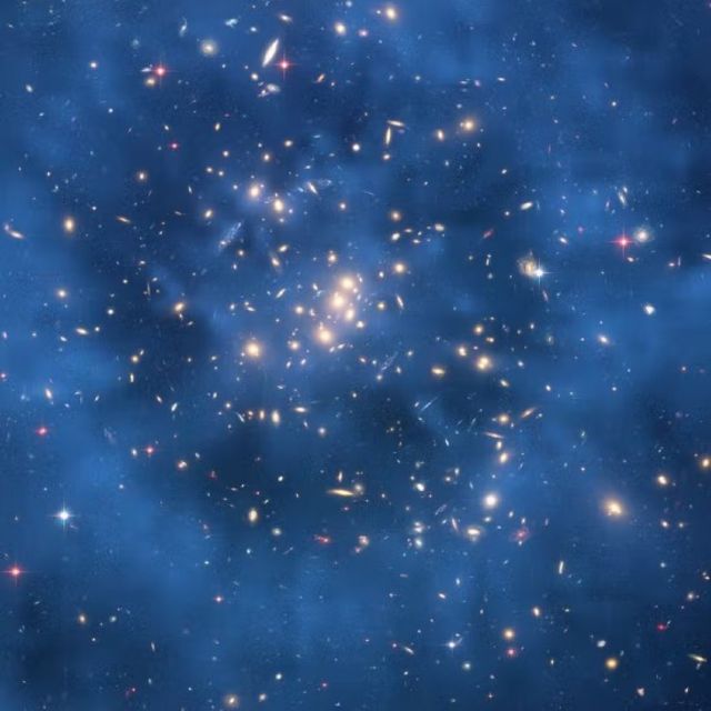 O anel de matéria escura modelado computacionalmente nesta imagem abrange cerca de cinco milhões de anos-luz e foi sobreposto digitalmente à imagem em azul difuso
