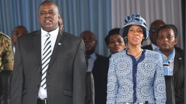 Le nouveau président du Botswana Mokgweetsi Masisi et sa femme Neo Masisi.