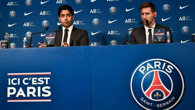 El presidente del club París Saint-Germain (PSG), Nasser Al/Khelaifi y el futbolista Lionel Messi en una conferencia en 2021.