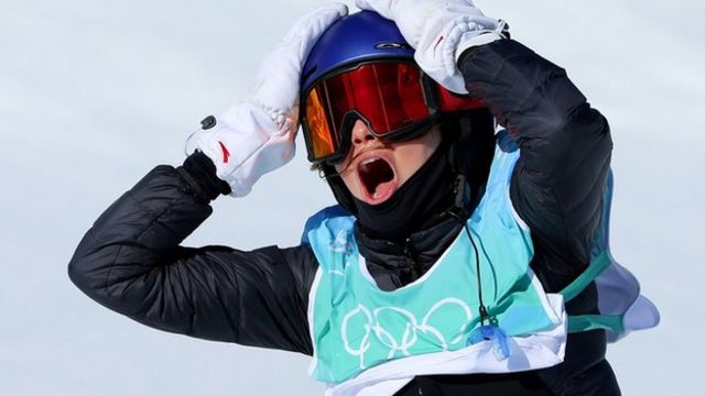 周一（2月7日），自由式滑雪世界冠军谷爱凌（Ailing Eileen Gu）在女子大跳台预赛中完成了自己的冬奥首秀，在周二的决赛中更为中国代表团夺下这个项目金牌。(photo:BBC)