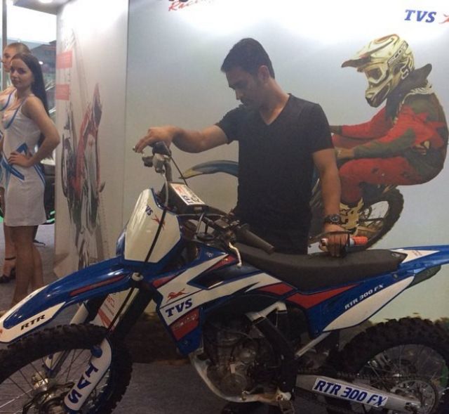 மோட்டர் பைக் மீது மிகுந்த ஆர்வம் கொண்டவர் தோனி