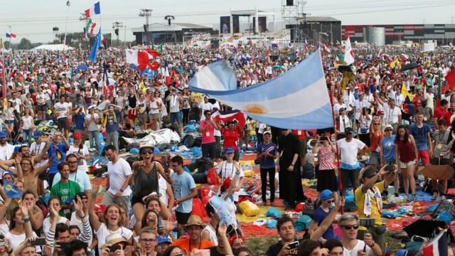 Bandera argentina durante el festival del Día Mundial de la Juventud