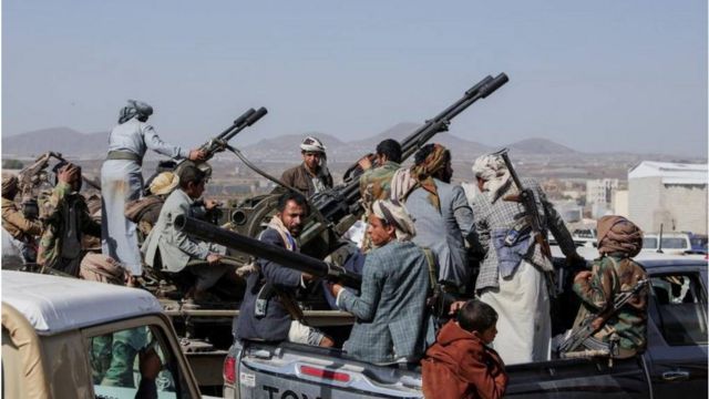 美国和英国空袭萨那附近的胡塞武装阵地后，胡塞部落成员开始聚集准备反击。