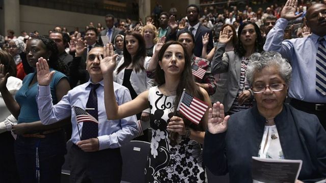 Nuevos estadounidenses hacen el juramento de ciudadanía.