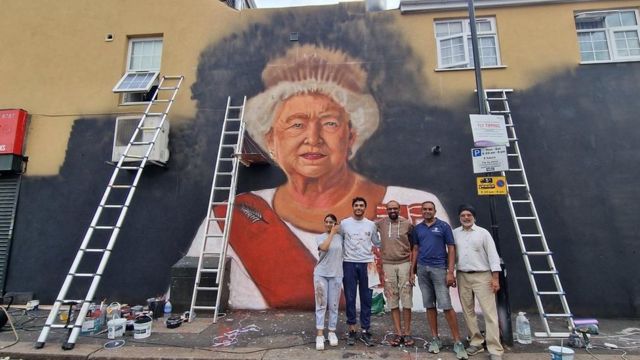 queen elizabeth wall mural