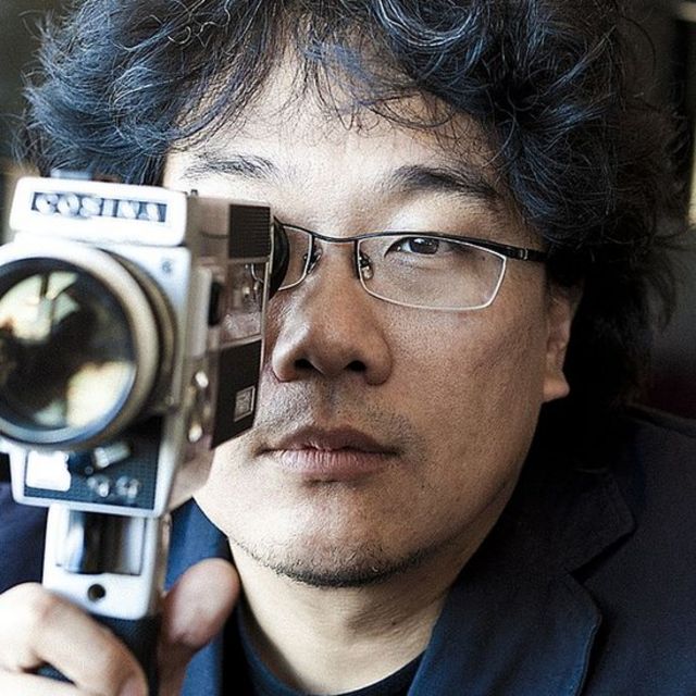 Bong Joon Ho con una cámara portátil de cine