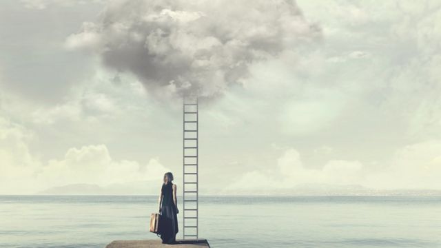 Mujer mirando escalera que sube al cielo