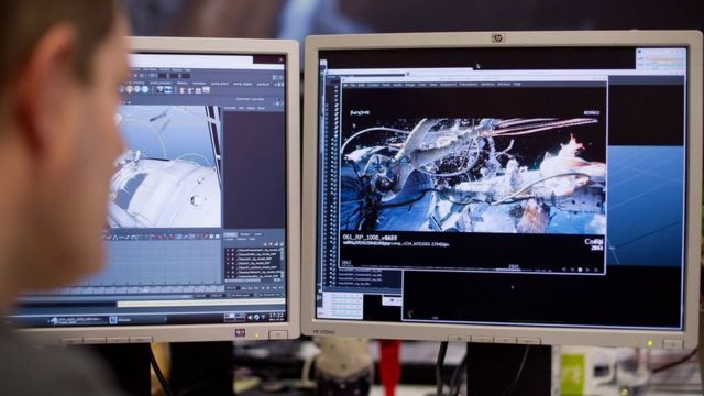 Một kỹ sư thiết kế đồ hoạ của công ty hiệu ứng hình ảnh Framestore đang làm việc với một phân cảnh trong phim Gravity