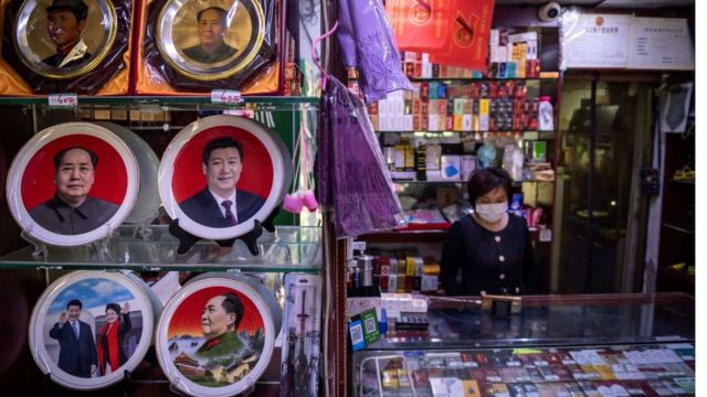 A souvenir show with plates o­n display with the picture of Chinese President Xi Jinping and the late Communist Party leader Mao Zedong.
