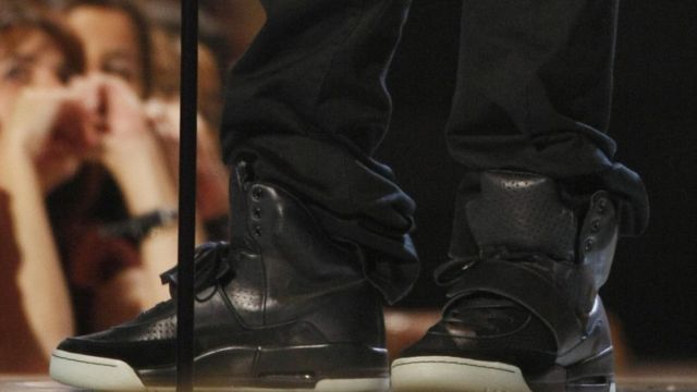 ظهر كيني ويست بالحذاء أثناء حفل توزيع جوائز "غرامي" عام 2008