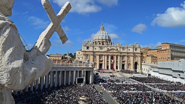 Plaza de San Pedro en El Vaticano durante una misa.