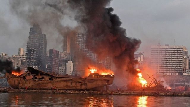 یک کشتی دچار آتش‌سوزی شده
