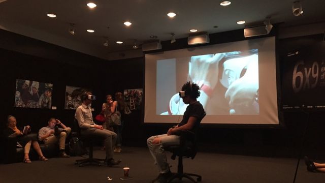 Asistentes al festival con sus dispositivos de realidad virtual