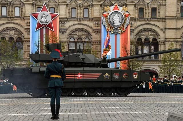 俄罗斯号称世界上最先进的 T-14 阿玛塔（Armata）主战坦克曾在莫斯科红场胜利日阅兵式上亮相。(photo:BBC)