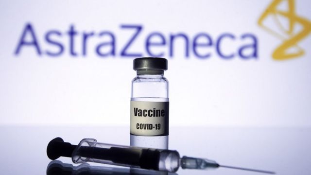 صورة تمثل اللقاح الذي تطوره شركة أسترازينيكا مع جامعة أكسفورد إلى حانب إبرة للحقن