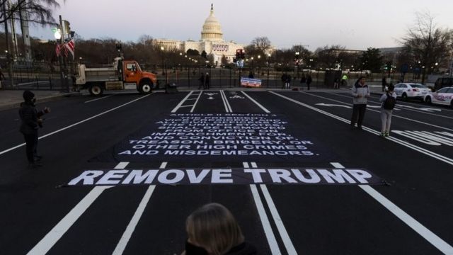 "Уберите Трампа" написано на тротуаре перед Капитолием