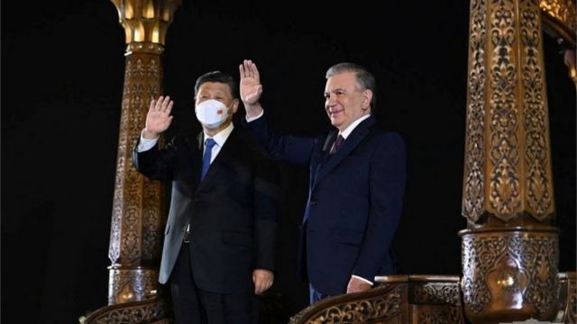 2022年9月14日，中國領導人習近平（左）與烏茲別克斯坦總統米爾濟約耶夫。