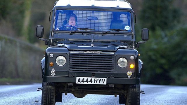 Królowa za kierownicą Land Rovera