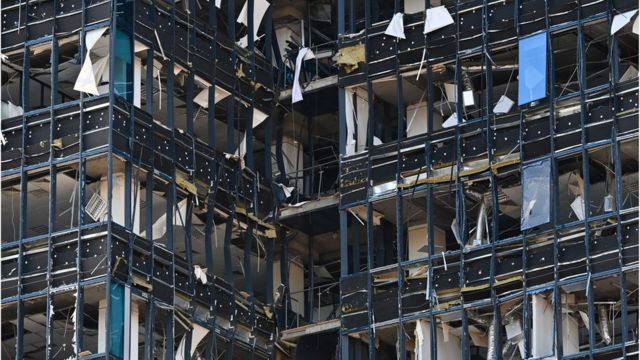 Вид разрушенного офисного здания после нескольких российских ударов по Киеву